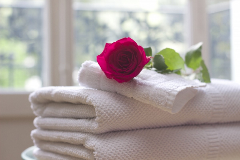 hotel-BARGEMON-min_towel_rose_clean_care_salon_spa_white_bath-731641